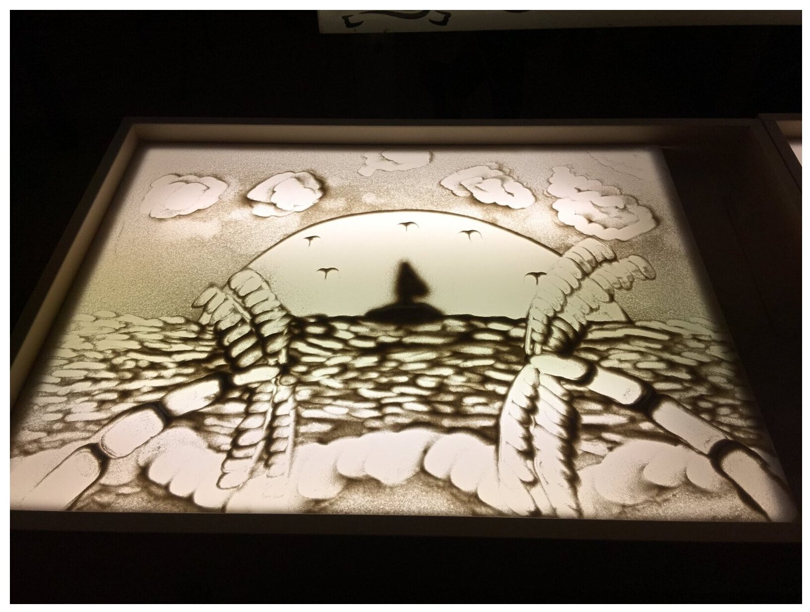 стол рисование песком на стекле
