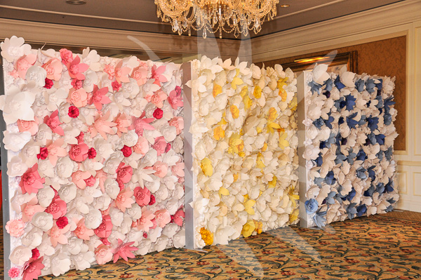 Оформление зала большими цветами из бумаги