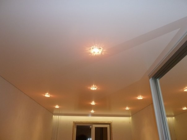 Одноуровневый потолок из гипсокартона с подсветкой: монтаж и фото