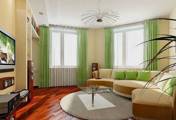 гостиная с двумя окнами с зелёными акцентами