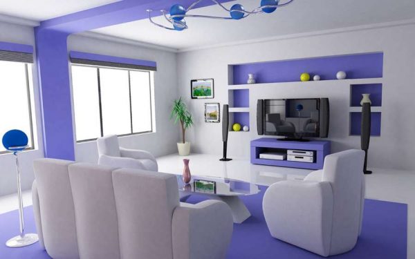 фиолетовый в интерьере гостиной с двумя окнами