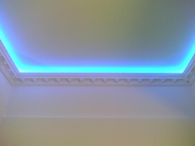 Потолочные плинтусы с подсветкой из светодиодов