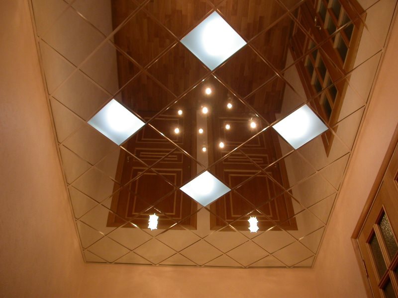 Кассетный потолок с зеркальной поверхностью