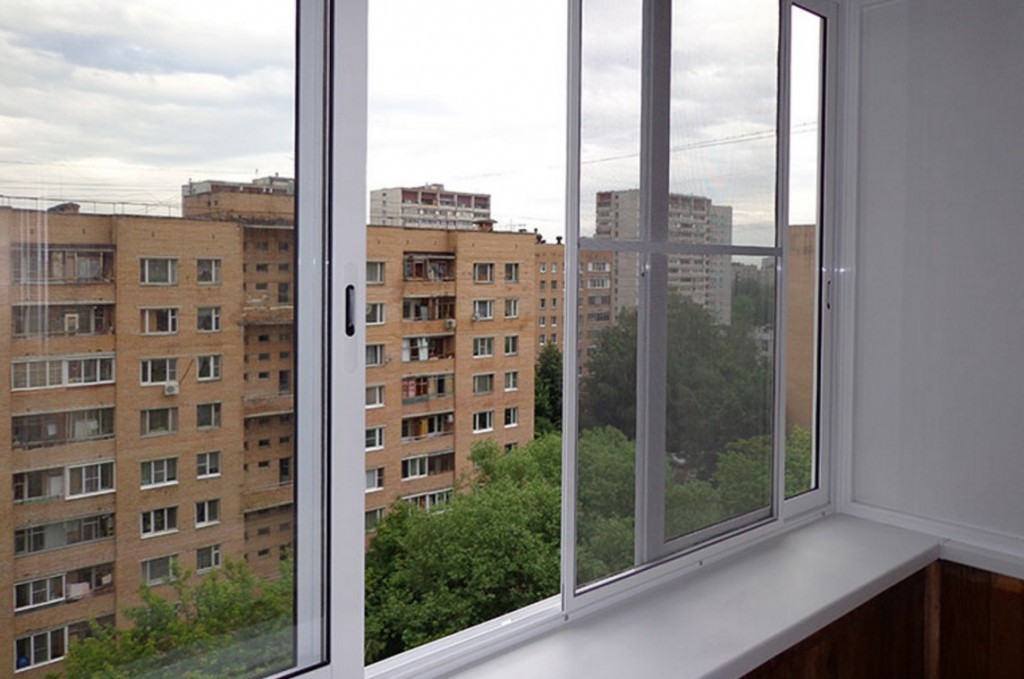 Открытая створка балконного остекления в квартире многоэтажного дома