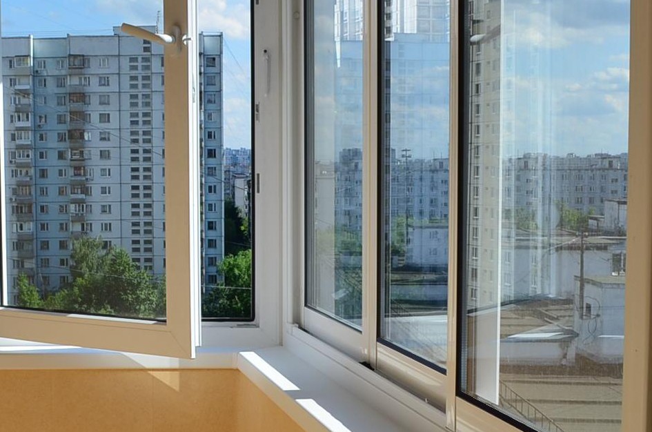 Комбинированное остекление балкона в панельном доме