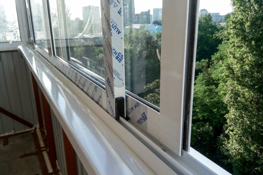Раздвижные створки из алюминия на парапете балкона