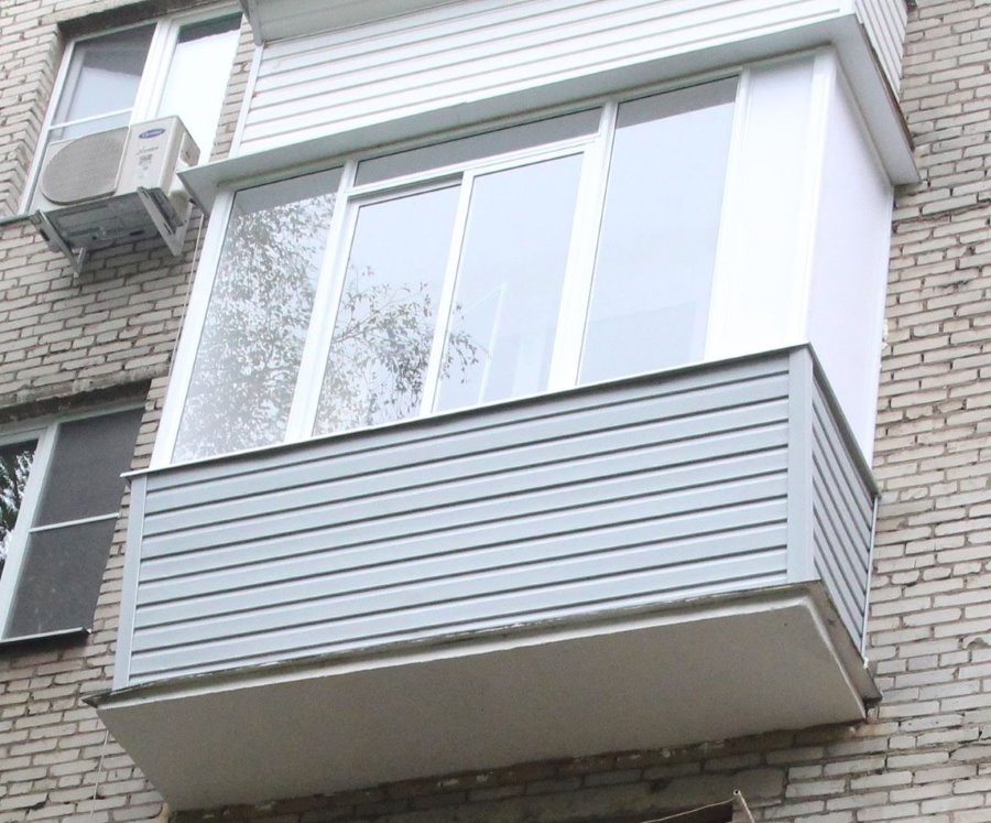 Фото остекленного балкона хрущевки снаружи