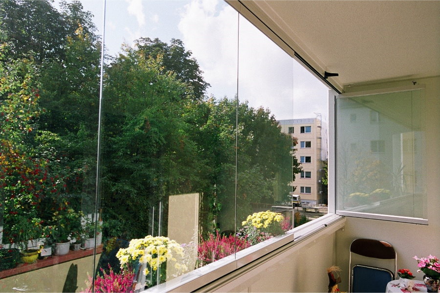 Обзор с балкона с безрамным остеклением