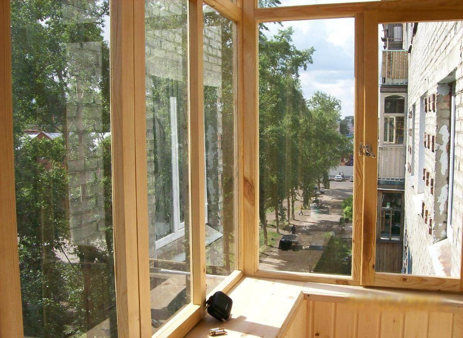 Балкон хрущевки с деревянными окнами из сосны