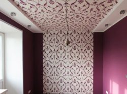 Украсить потолок легко можно с помощью оригинальных обоев