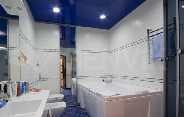 Синий потолок в туалете