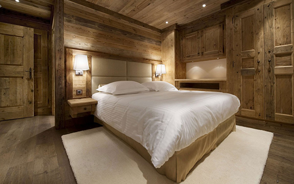 Дизайн интерьера спальной комнаты в стиле шале. Фото 7