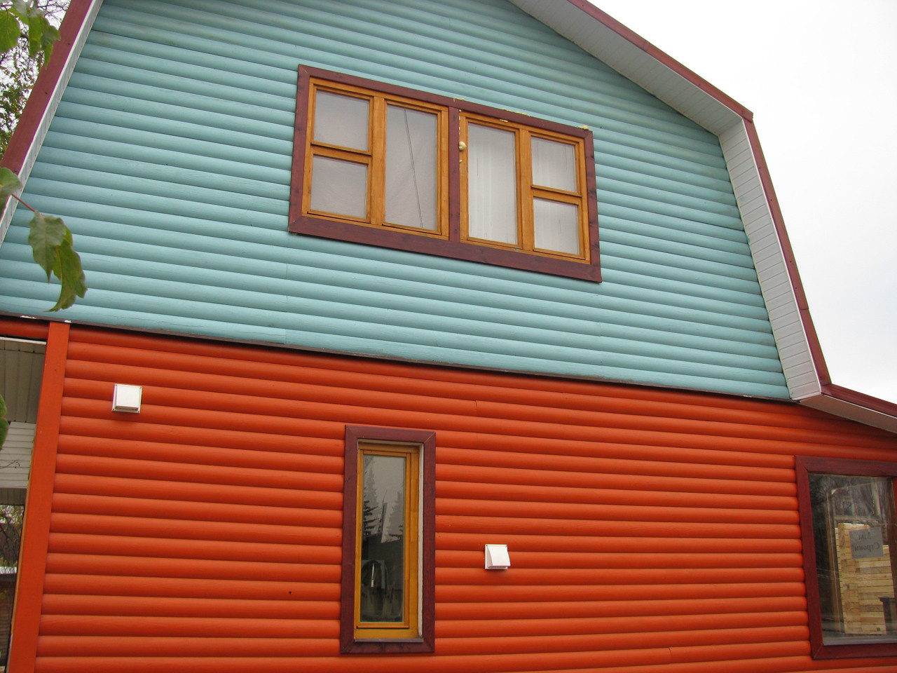 Краска на деревянном фасаде