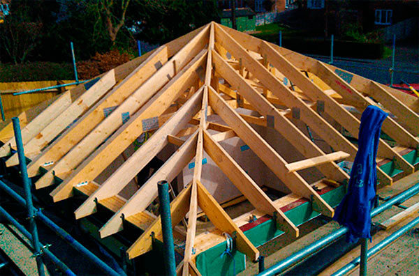 Стропильная система вальмовой крыши отличается от обычной двускатной