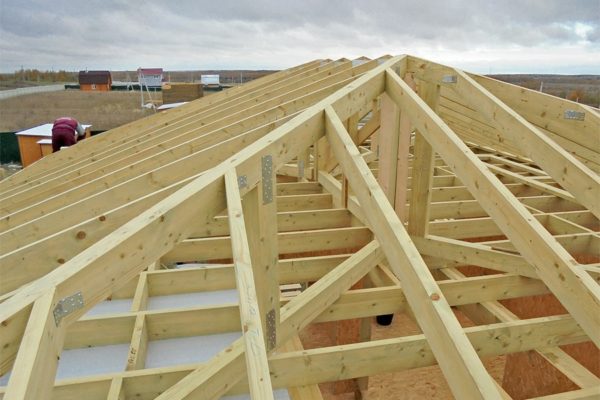 Основными недостатками вальмовой крыши считаются сложность возведения и большое количество отходов строительных материалов