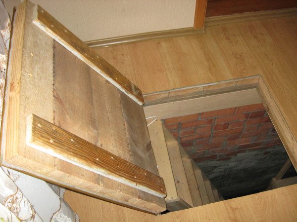 Расположение спуска в подвал должно быть удобным и безопасным