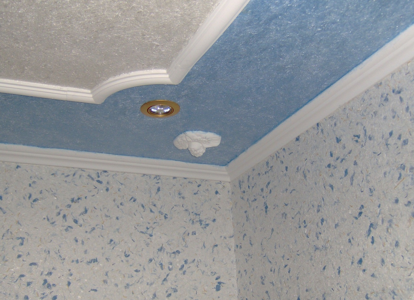 Голубые жидкие обои на потолок