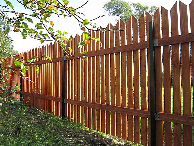 Деревянный забор на металлических столбах