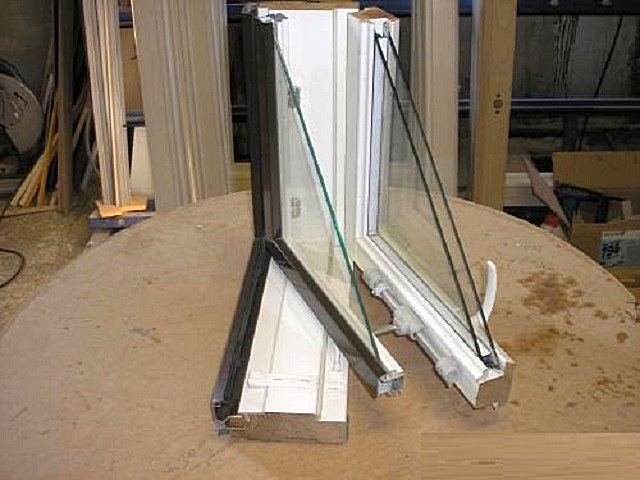Окно с комбинацией древесины и алюминия, изготовленное по финской технологии.