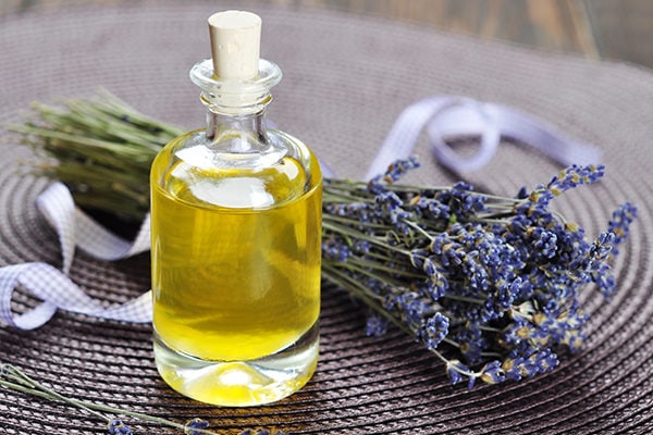 Lavender oil to fight toenail fungus at home