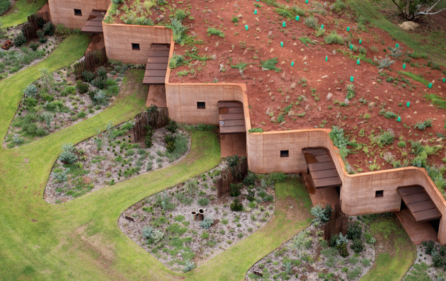 1 rammed earth wall creates thermal mass semi buried houses thumb 630xauto 59820 Semi buried Houses in Australia: Rammed Earth Wall by Luigi Rosseli Architects