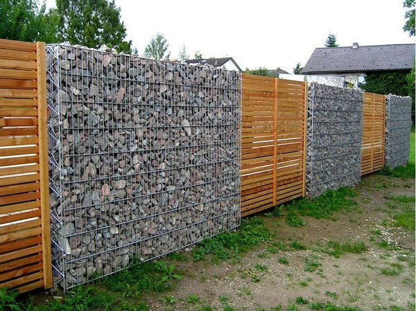 Забор: сетка, камни и доска